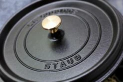 Staub Bräter Cocotte 28cm Rund STAUB 11 Staub Bräter Cocotte 28cm Rund STAUB -ZURBRUEGGEN Verkäufe 1136189 004